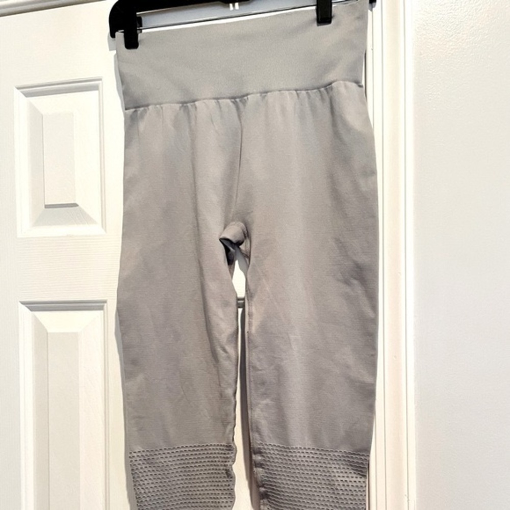 Fabletics grey Capri leggings women’s size medium